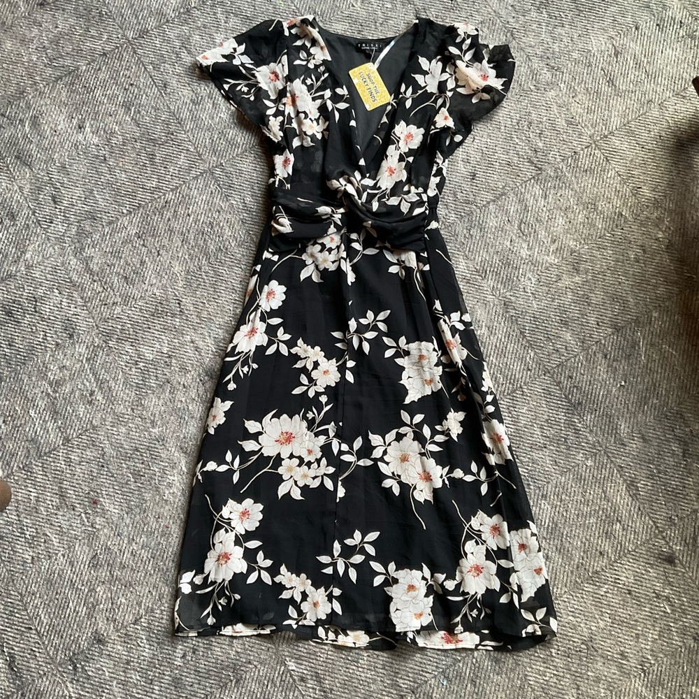 Black floral keyhole dress